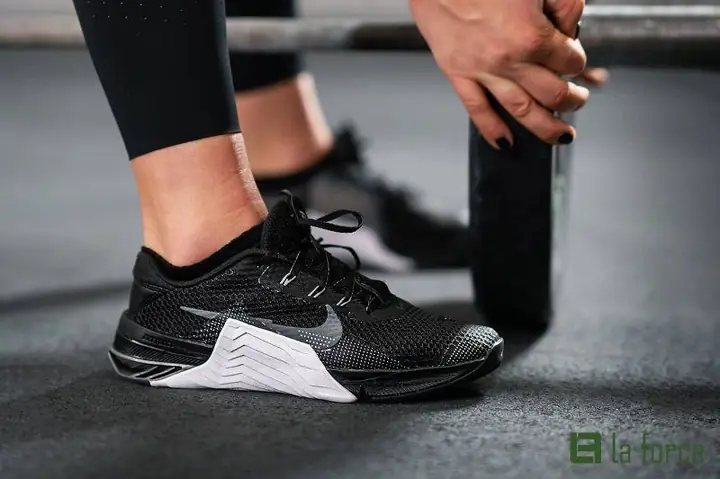 Đánh Giá Chi Tiết: Top 5 Loại Giày Tập Gym Nữ Tốt Nhất Hiện Nay Và Tiêu Chí Lựa Chọn Chuẩn Xác