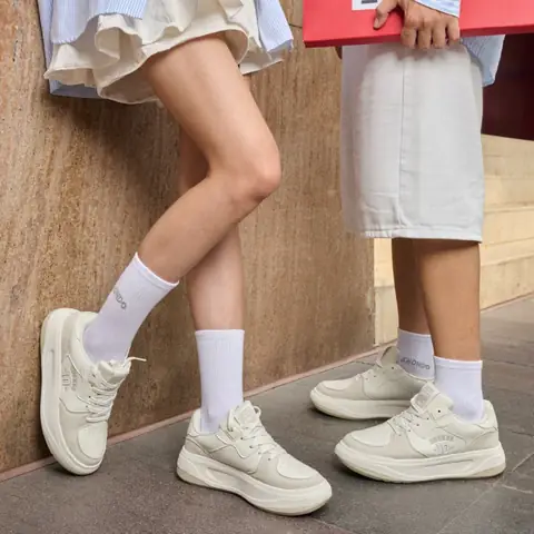 Cẩm Nang Mix-match: Giày Thể Thao Đen Đi Tất Màu Gì Để Outfit Bứt Phá?