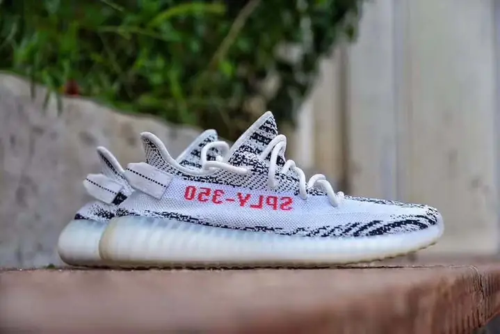 Top 12+ Mẫu Giày Yeezy 350 V2 Chính Hãng Đáng Mua Nhất & Bảng Giá Cập Nhật