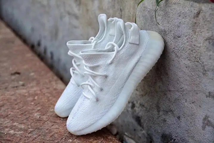 Top 12+ Mẫu Giày Yeezy 350 V2 Chính Hãng Đáng Mua Nhất & Bảng Giá Cập Nhật