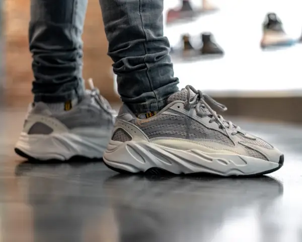Đánh Giá Chi Tiết Giày Yeezy 700: Giá Bao Nhiêu Và Có Đáng Mua?