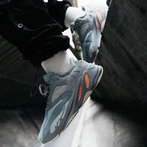 Đánh Giá Chi Tiết Giày Yeezy 700: Giá Bao Nhiêu Và Có Đáng Mua?