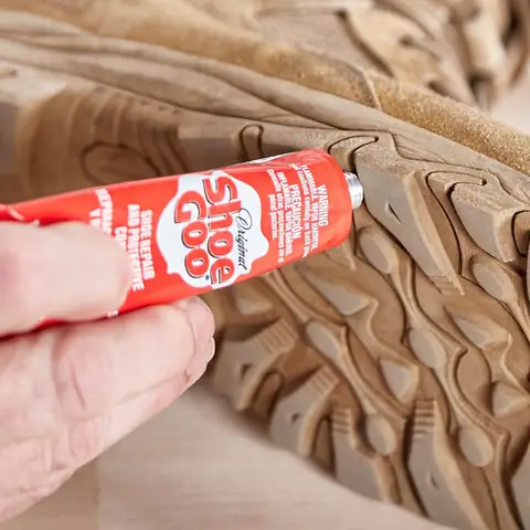 Top 5 Keo Dán Giày Thể Thao Tốt Nhất & Cách Dán Chuẩn Để Tăng Độ Bền Đôi Giày Yêu Thích