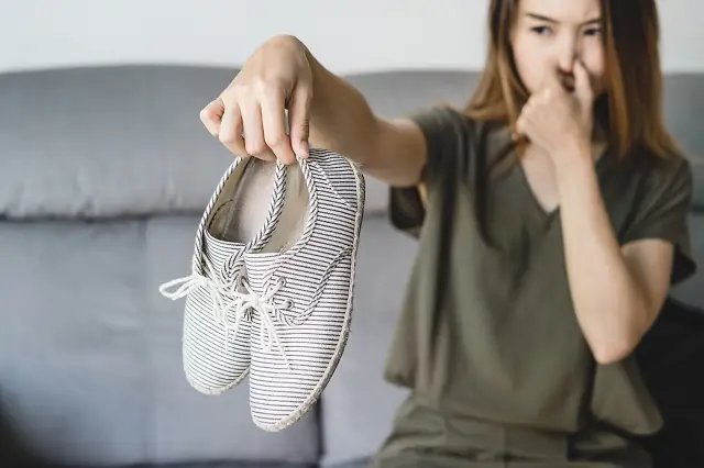 10+ Cách Khử Mùi Giày Hiệu Quả, Đơn Giản Tại Nhà