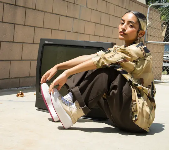 Lùn Có Nên Mang Giày Converse Cổ Cao? Bỏ Túi 3 Tips "vàng" Để Phối Đồ Chuẩn Style Lùn Có Nên Mang Giày Converse Cổ Cao? Bỏ Túi 3 Tips "vàng" Để Phối Đồ Chuẩn Style
