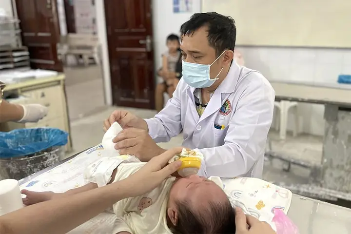 Hướng Dẫn Chi Tiết Cách Mang Giày Nẹp Cho Bé Chân Khoèo
