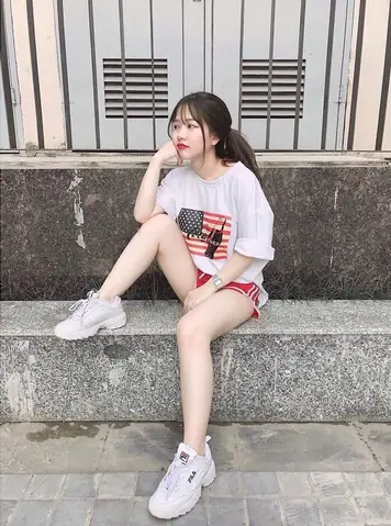 Các Mix Quần Short Với Giày Thể Thao Nam & Nữ Chuẩn Style Đỉnh Cao Các Mix Quần Short Với Giày Thể Thao Nam & Nữ Chuẩn Style Đỉnh Cao