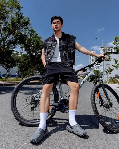 Phối Quần Kaki Nam Với Giày Thể Thao: Bảng Phối Màu, Kiểu Dáng Và Bí Quyết Chuẩn Style