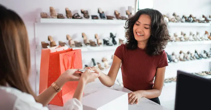 Cẩm Nang Tiếng Anh Giao Tiếp Bán Hàng Giày Dép: Từ A-z Cho Người Mới
