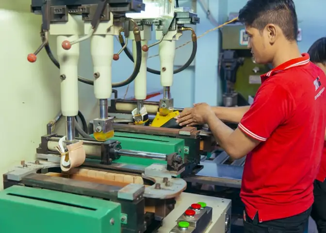 Top 5 Xưởng Sản Xuất Giày Dép Uy Tín Tại Hà Nội: Đánh Giá Chi Tiết Từ A-z