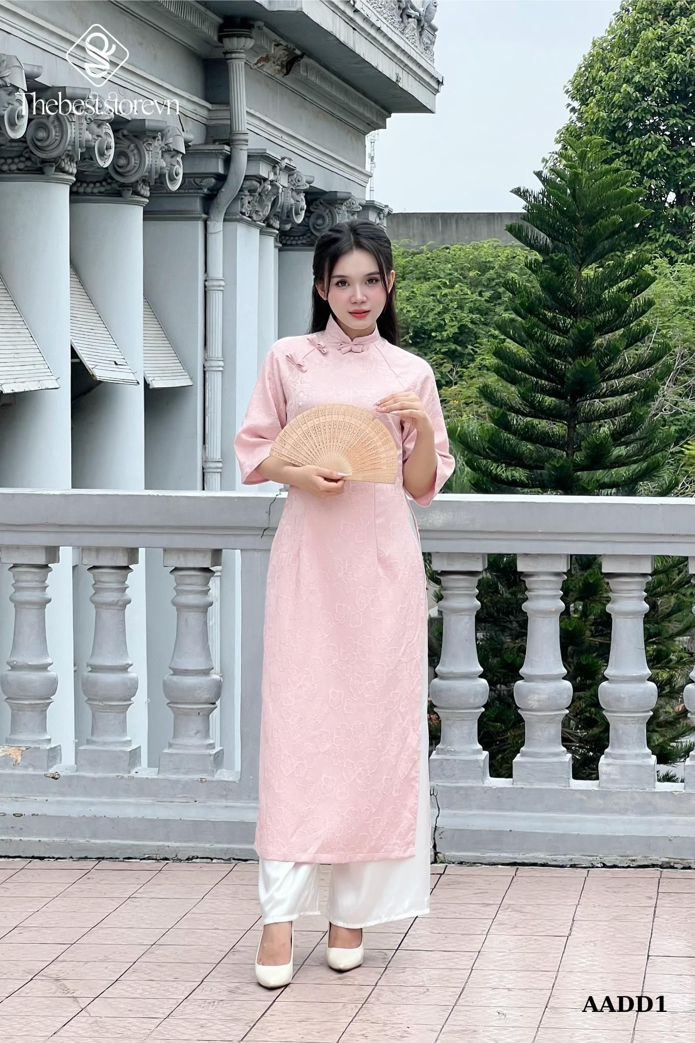 Áo dài cam kết hợp quần vàng kim sang trọng cho dịp lễ hội