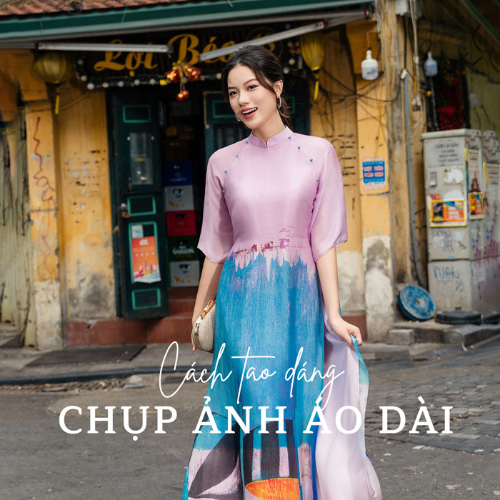 Người mẫu mặc áo dài màu hồng sen đậm cùng quần lụa đứng trong studio