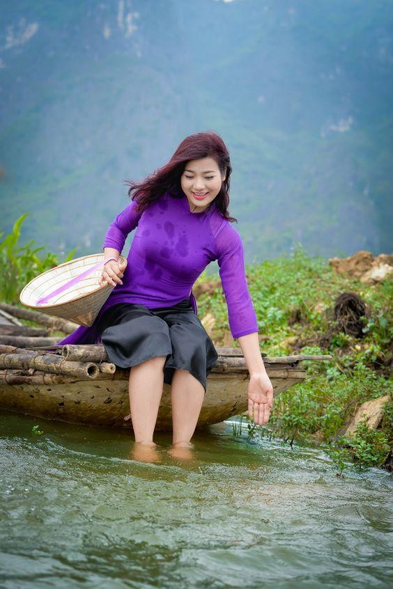 Cách phối màu quần phá cách với áo dài tím Huế