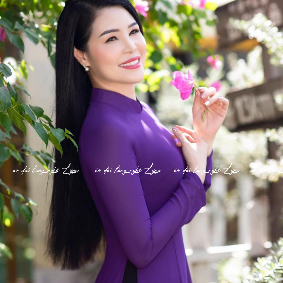 Áo dài tím Huế truyền thống kết hợp cùng quần màu trắng thanh lịch