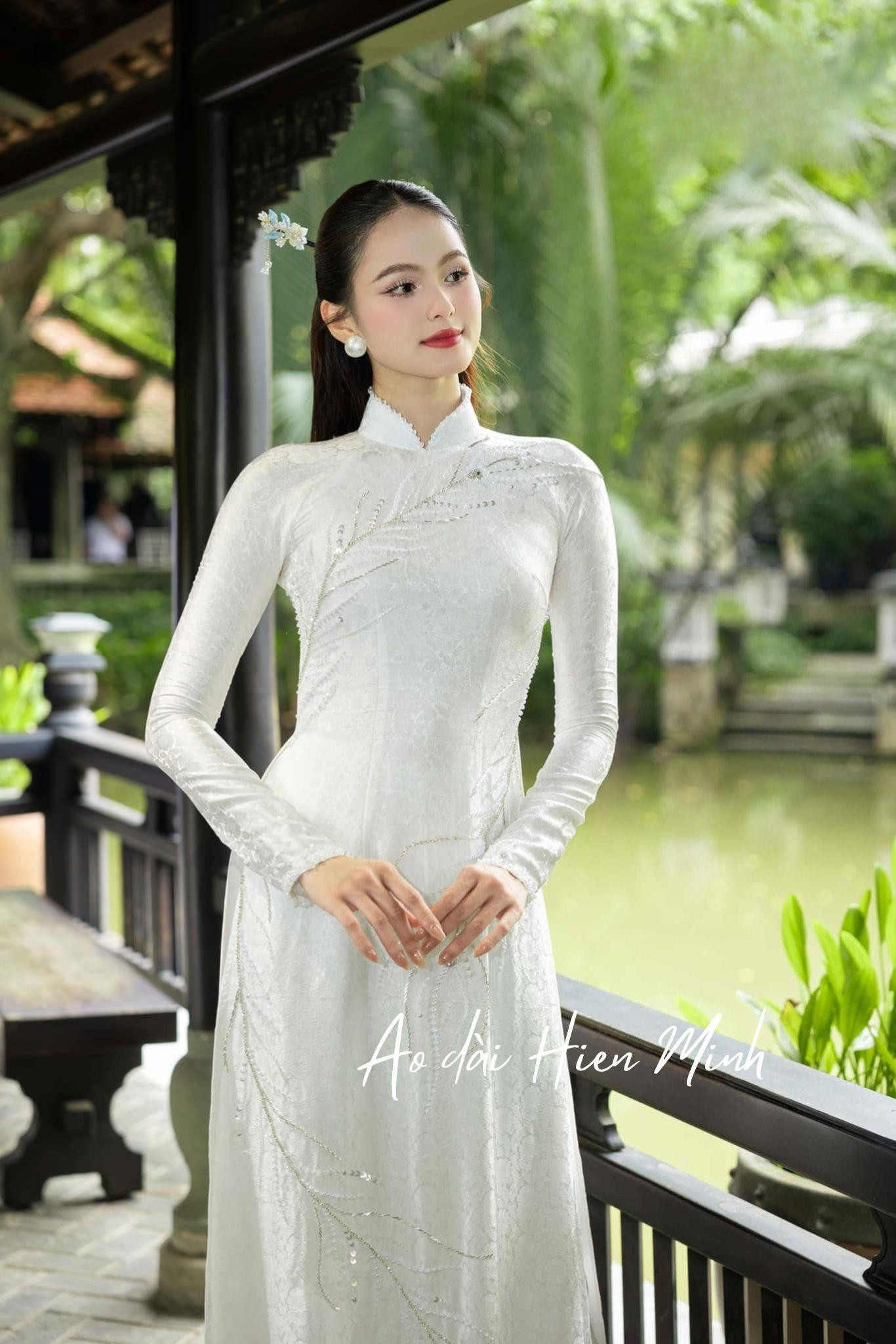 Áo dài trắng mặc quần trắng thanh lịch