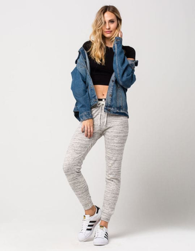 Áo khoác jean phối cùng quần jogger nữ tạo nên set đồ cá tính, trẻ trung và năng động cho phái nữ.