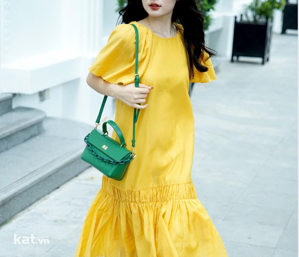 Áo vàng phối quần đen thanh lịch và hiện đại