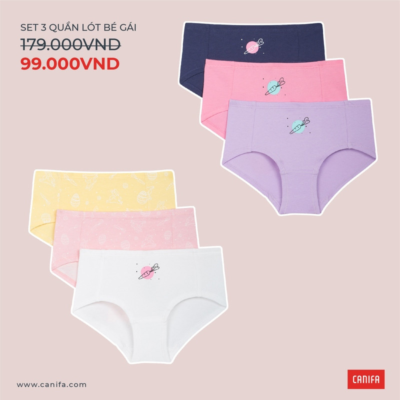 Bé gái ngồi chơi với quần lót và bỉm