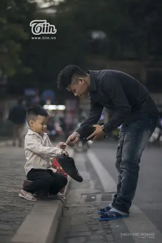 Cậu Bé Mồ Côi Đánh Giày Nuôi Em: Câu Chuyện Về Sức Mạnh Tình Thân