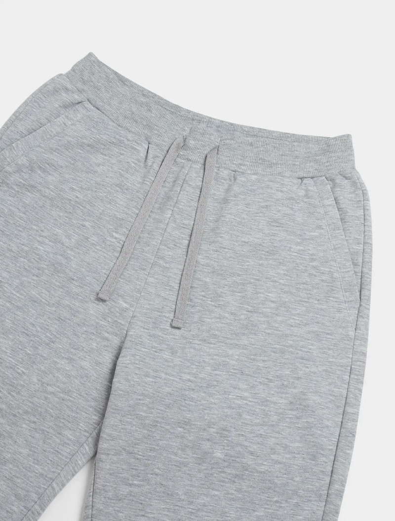 Chất liệu vải của quần jogger nữ ảnh hưởng đến độ thoáng mát, độ bền và phong cách trang phục.