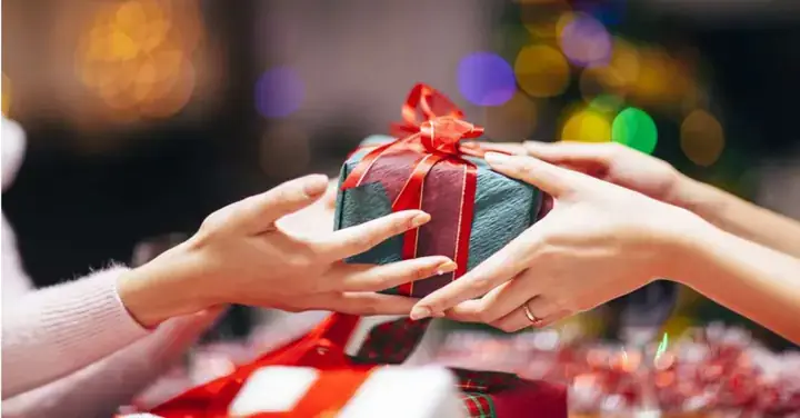 Câu Chuyện Cô Bé Mua Giày Cho Mẹ Đêm Giáng Sinh: Phân Tích Ý Nghĩa Và Gợi Ý Quà Tặng Thực Tế