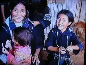 Cô Gái Cởi Áo Ấm Cho Em Bé Đánh Giày: Phân Tích Chi Tiết Về Một Hành Động Nhân Ái Đầy Ý Nghĩa