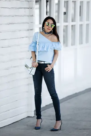 Cô Gái Mặc Đầm Jeans Đẹp Giày Cao Gót: Bí Quyết Tạo Phong Cách Hoàn Hảo