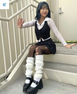 Cô gái phối giày lolita với quần jean và áo gile phong cách retro