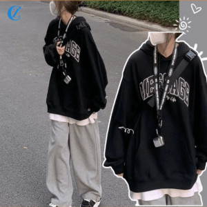 Cô gái trẻ phối áo hoodie màu xám với quần jogger nỉ tối màu, phong cách năng động đường phố