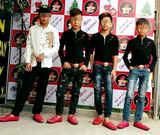 Cô Giáo Trong Mưa Với Ô Tô, Giày Đỏ Và Dù: Phong Cách Đi Lại Độc Đáo