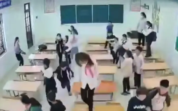 Cô Giáo Cầm Giày Đánh Học Sinh Giữa Sân Trường: Điều Gì Đã Xảy Ra?