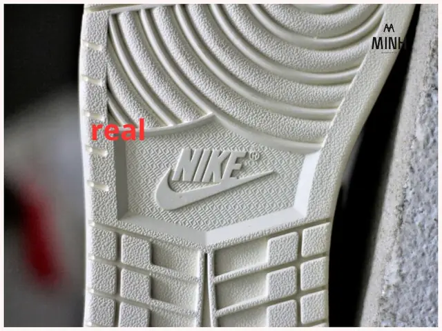 Top 5 Thương Hiệu Giày Có Logo Tương Tự Nike Về Mặt Đơn Giản
