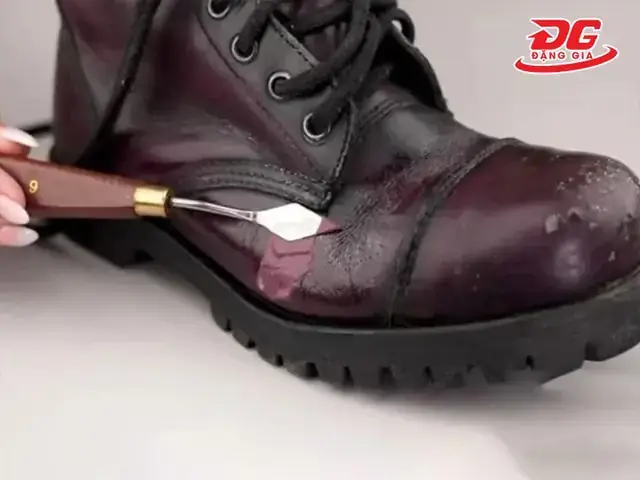 Có Nên Để Giày Da Trực Tiếp Dưới Nắng?