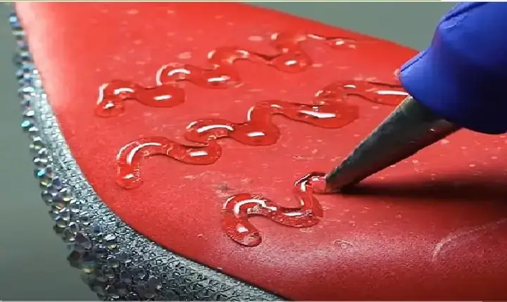 Hướng Dẫn Chi Tiết Cách Dán Keo Nến Vào Đế Giày Cao Gót Đúng Chuẩn