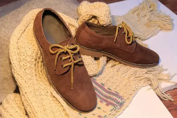Đánh Giá Chi Tiết Top 5 Dịch Vụ Làm Đẹp Giày Da Lộn Bị Bẩn Uy Tín Nhất