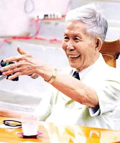 Giày 2000 Khai Trương Cách Mạng Tháng 8: Tổng Quan Toàn Diện