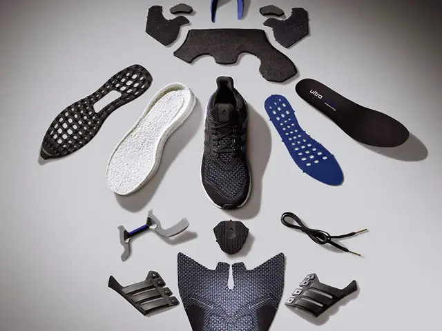Giày Adidas Chủ Yếu Làm Bằng Chất Liệu Gì?