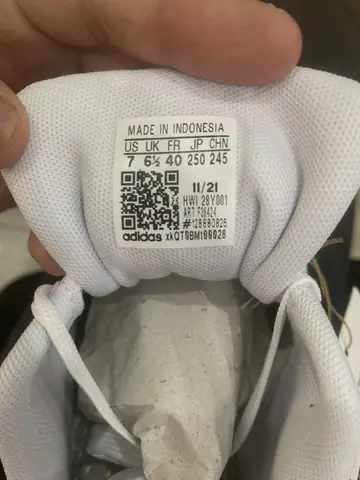 Giày Adidas Có Vị Trí Tem Nằm Ở Đâu? Hướng Dẫn Chi Tiết