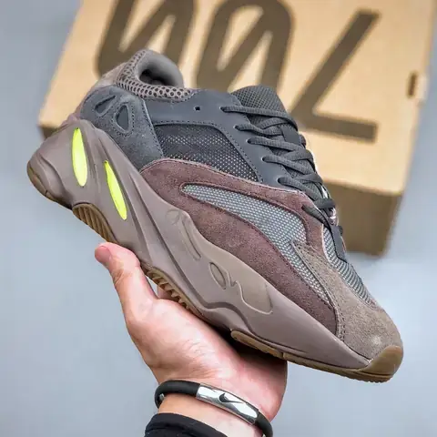 Yeezy 700 Hàng Real Giá Rẻ: Đánh Giá Chi Tiết Và Nơi Mua Uy Tín