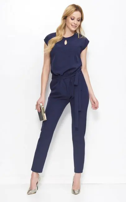 Jumpsuit màu xanh navy là lựa chọn phổ biến cho phái đẹp công sở