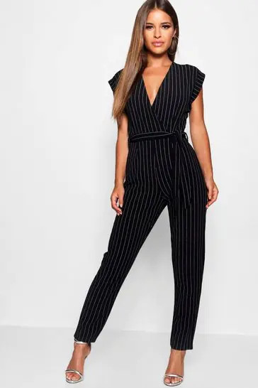 Jumpsuit ống suông phù hợp cho dáng người quả lê