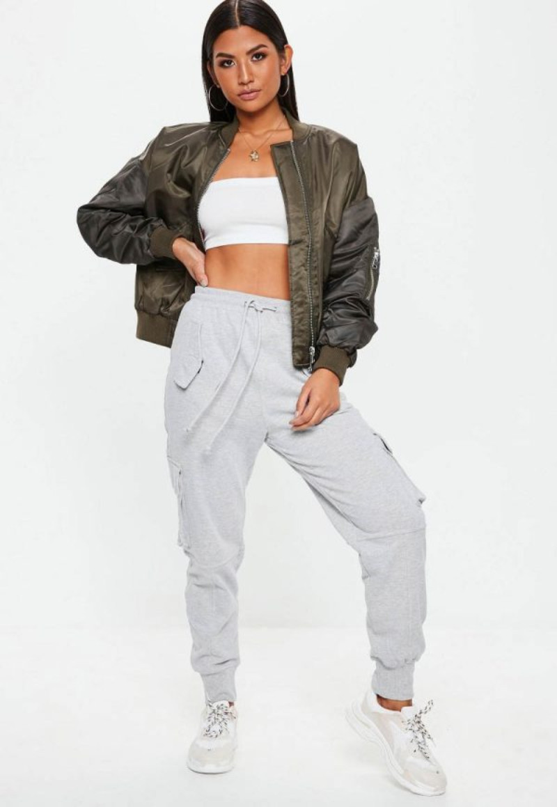 Kết hợp quần jogger nữ với áo khoác bomber tạo nên phong cách street style năng động và cá tính cho phái đẹp.