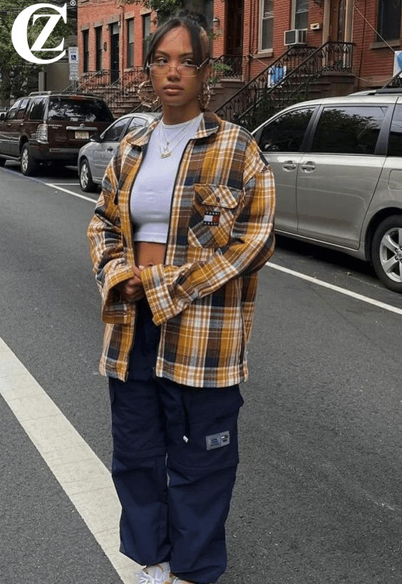 Layering áo sơ mi flannel cùng áo thun tạo phong cách streetwear nữ
