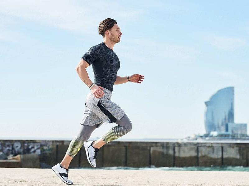 Logo H&M Sport trên nền đen, thể hiện dòng sản phẩm thể thao của H&M