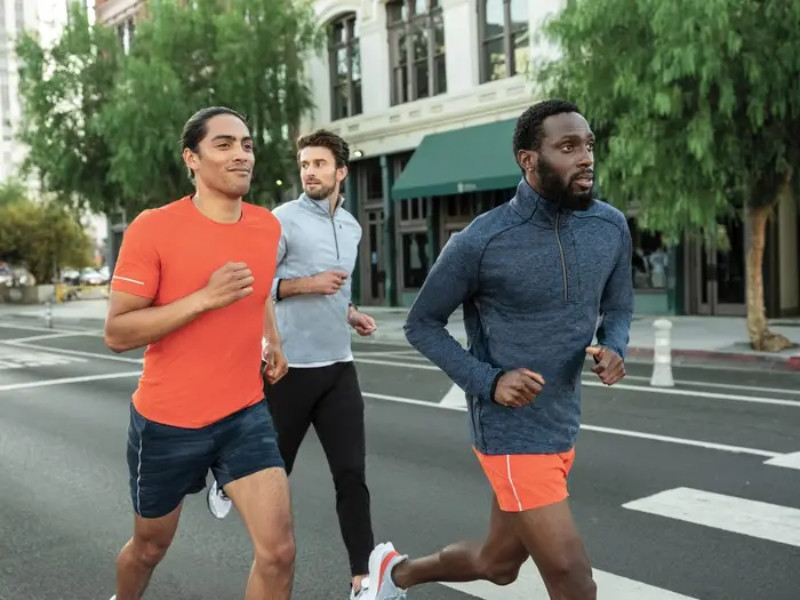 Logo Lululemon của thương hiệu thời trang thể thao Lululemon trên nền trắng