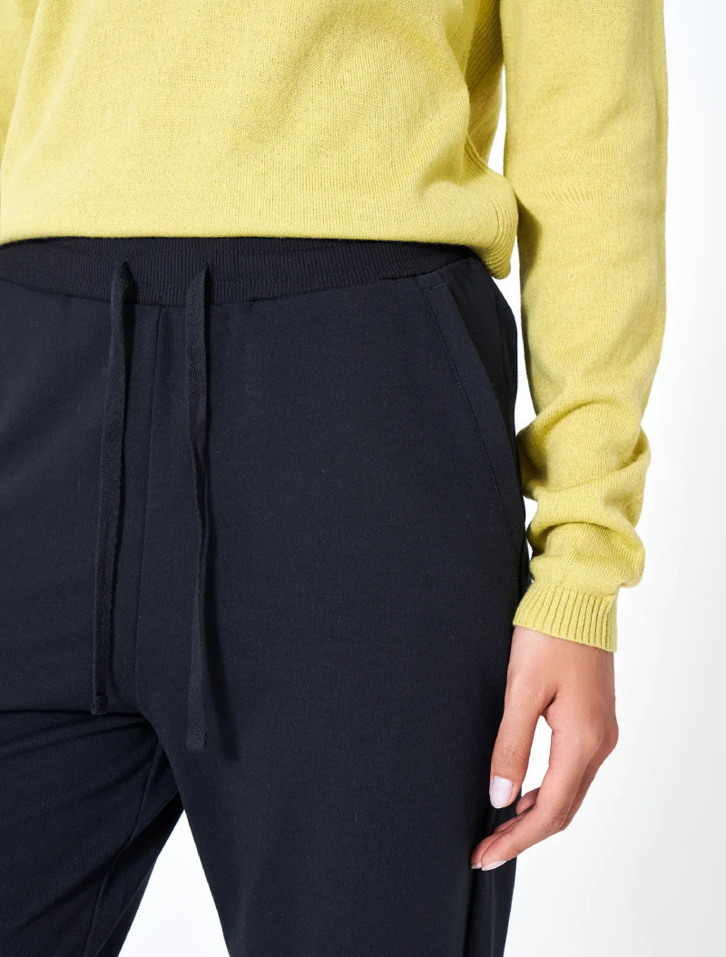 Màu sắc đa dạng của quần jogger nữ giúp dễ dàng phối hợp với nhiều kiểu áo và phong cách khác nhau.