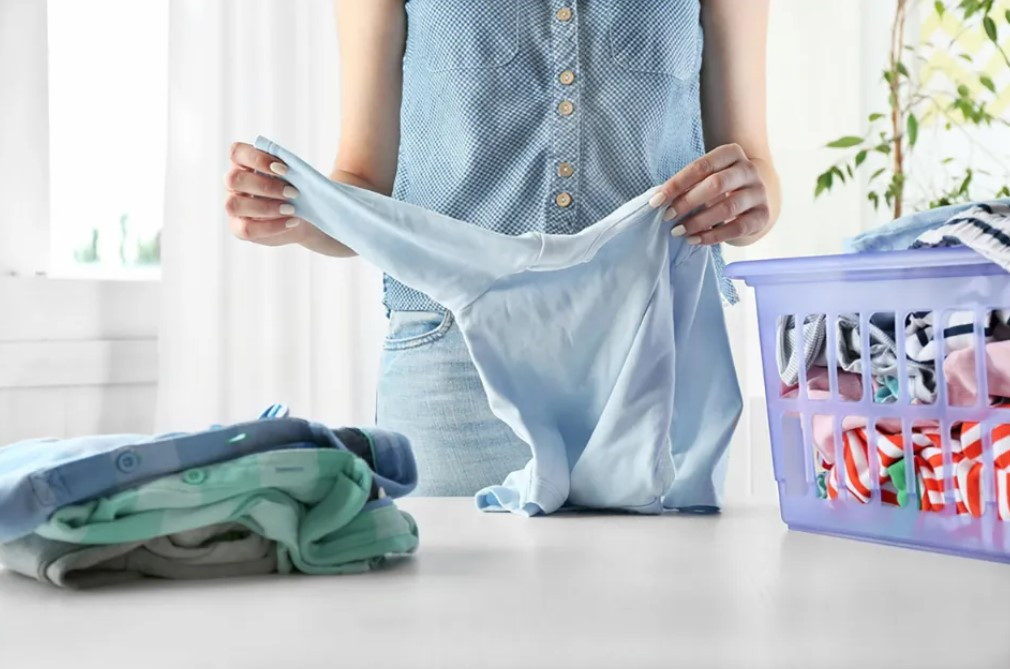 Minh họa cách sửa áo sơ mi bị chật nách bằng phương pháp kéo giãn