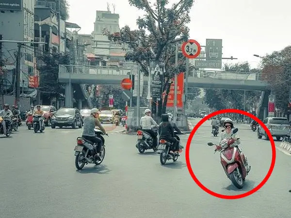 Minh họa cảnh người điều khiển xe máy "Ninja Lead" rẽ đột ngột sau khi xi nhan