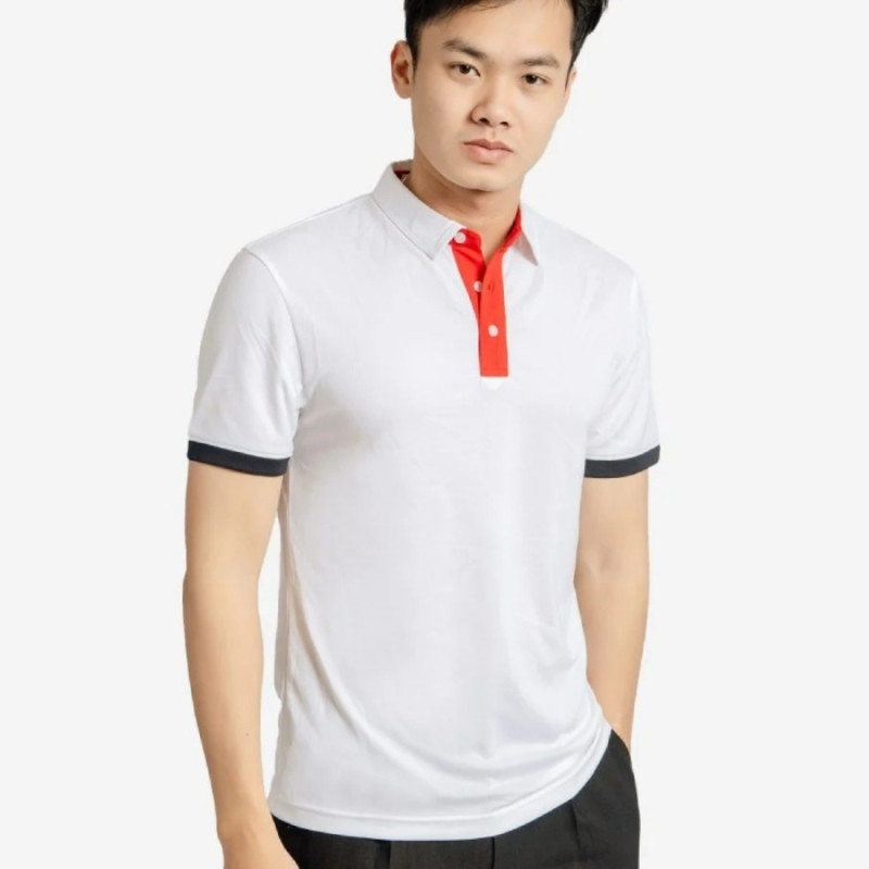 Người đàn ông tuổi 40 mặc áo polo màu xanh và quần kaki màu be