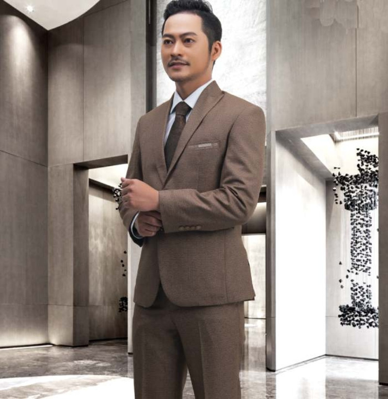 Người đàn ông tuổi 40 mặc áo vest và quần tây màu xanh navy